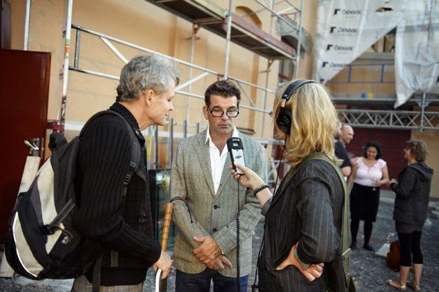 Magnus Roosmann och Lennart Karlsson intervjuas av Åsa Nilsson utanför Audiorama på Skeppsholmen. foto: Bengt Alm