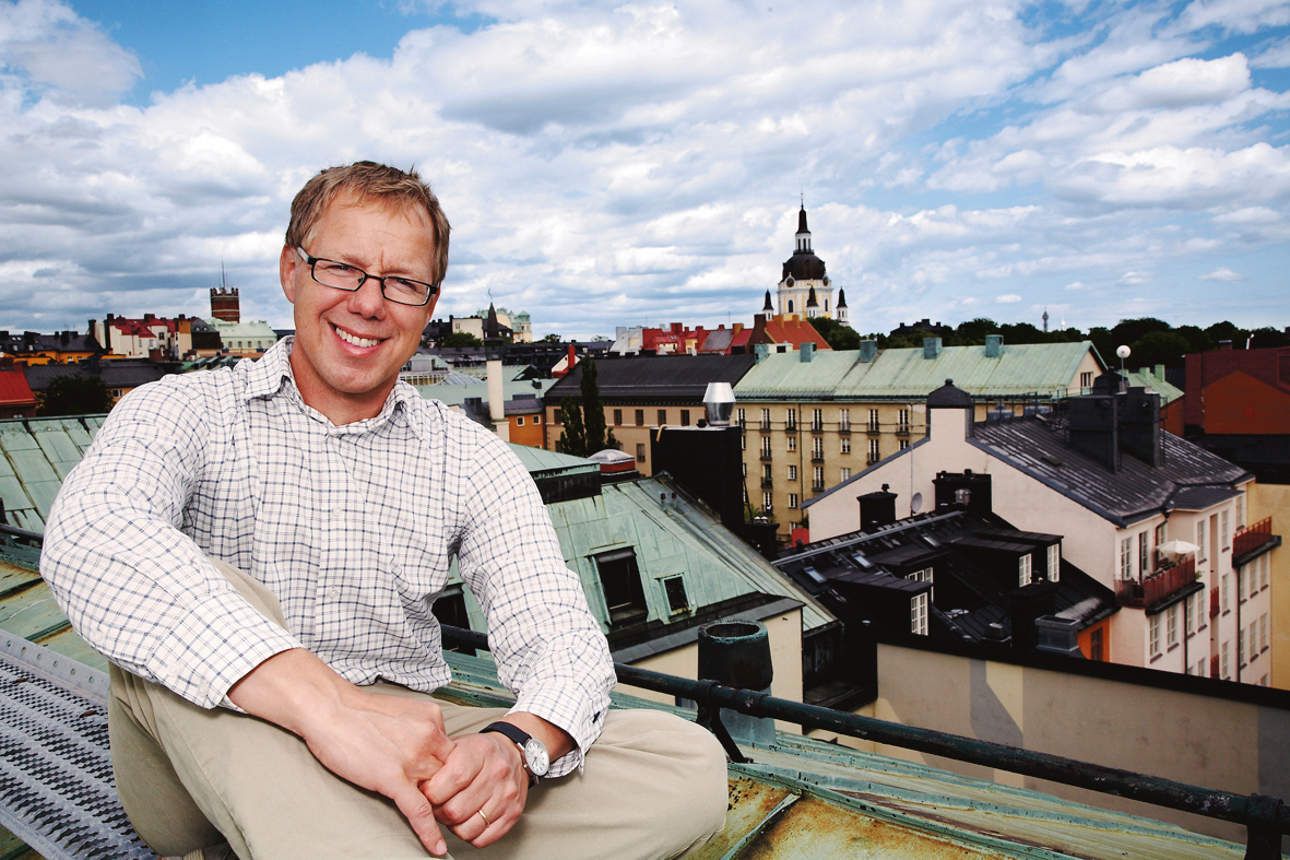 Chefredaktör Patrik Hadenius sitter högt upp på ett tak.