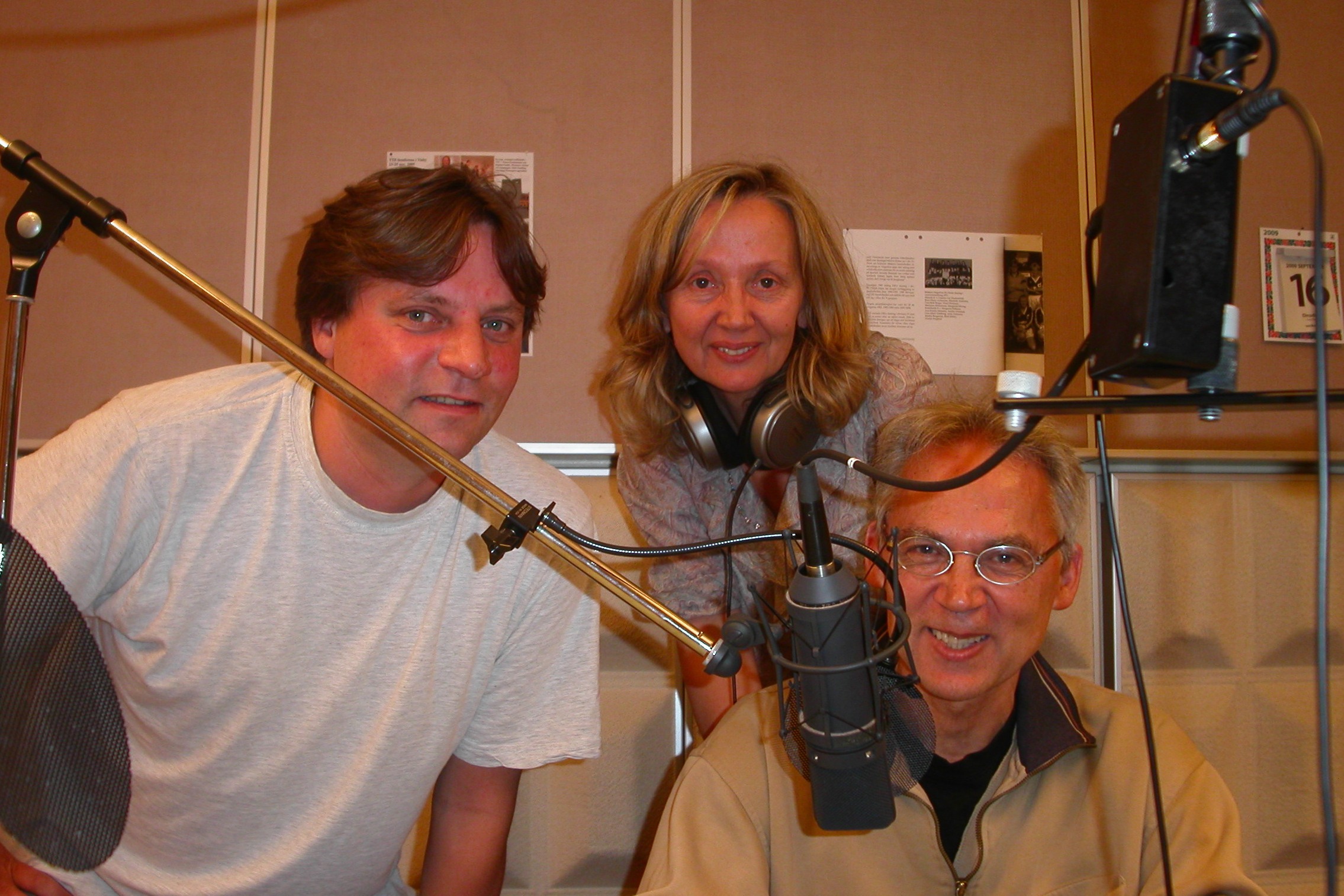 Mats Lindqvist,  Åsa Nilsson och Ola Björne i inspelningsstudion hos Iris Intermedia AB.