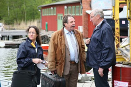 Loffe Karlsson, Magnus Härenstam och Sara Sommerfeldt på brygga