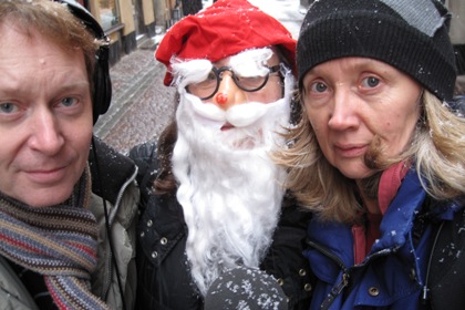 Johan med lurar och mikrofon, Anne-Sofie med tomtemask och Åsa Nilsson