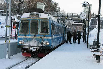 Ett av Roslagsbanans tåg vid snöig perrong