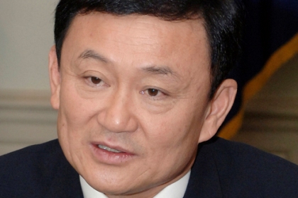 Thaksin Shinawatra har ett fyrkantigt ansikte och svart hår i mittbena