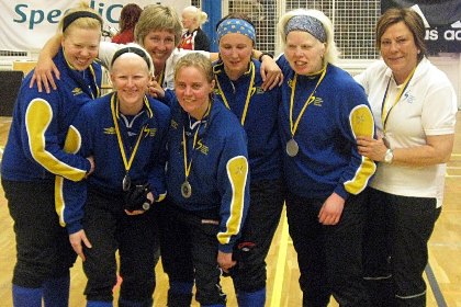 En lagbild där goalballdamerna visar upp helgens silvermedjaljer.