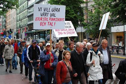 Demonstrationståg med många synskadade