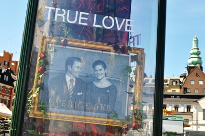 I postens reklammonter vid Slussen ser man ett uppförstorat frimärke med Victoria och Daniel som motiv. Frimärket är inramat i guldram och omgivet av röda rosor. Högst upp står det ”True love”, sann kärlek i stora vita bokstäver.