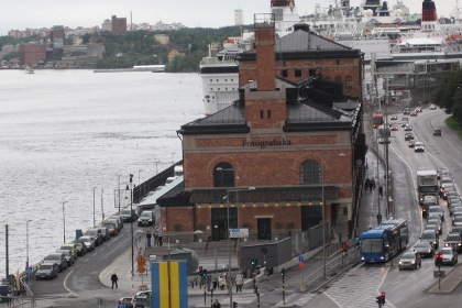 Fotografiska museet är inrymt i det Kungliga tullhuset i rött tegel på Stadsgården i Stockholm, formgiven av Ferdinand Boberg 1906 -1910.