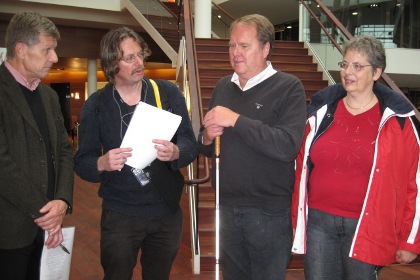 Carl Isaksson, Mikael Jönsson, Per Karlström och Anita Maddock granskar tillgängligheten i Sollentuna Centrum.