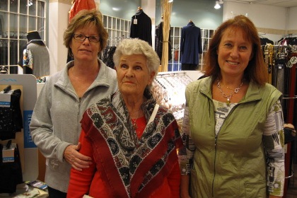 Ulla-Britt Beckius, Inga-Britt Frödin och Charlotta Fagerland i butiken Tjeja fashion i Vallentuna.