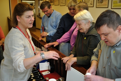 Gudrun Greisz visar forumdeltagarna vardagshjälpmedel.