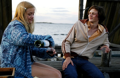 Bill Skarsgård och Josefin Ljungman dricker vin i skärgården