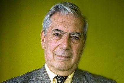 Mario Vargas Llosa är idag 74, år har gråvitt hår, ljusbrun hy och är välklätt elegant.