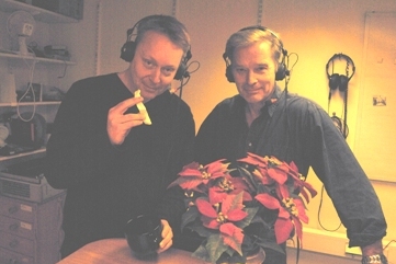 En lapp med vinnarens namn dras ur en blå mugg av Johan Rosengren och Bengt Rejhed i Läns- och Riksnyttstudion