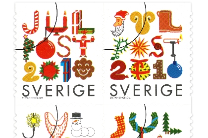 Varje julfrimärke har texten ”Julpost 2010”, skriven med färgstarka bokstäver gjorda av julpynt