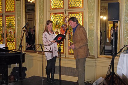 Johan Rabaeus tar emot priset av Anna Karin Falck på Bonnier Audio. Foto: Ingemar Perup