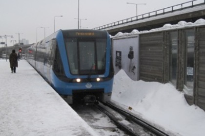 På bilden ser vi en blå tunnelbanevagn framifrån.