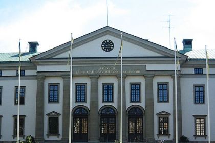 På bilden syns landstingshuset entré.