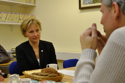 Helene Hellmark Knutsson på frukostmöte. Helene har kort ljust hår och mörk kavaj.