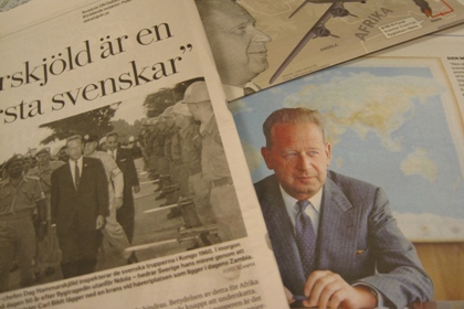 Bild på en samling tidningsurklipp med bilder på Dag Hammarskjöld. Ur Svenska Dagbladet och Dagens Nyheter.