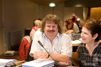 Håkan Thomsson har pagefrisyr och en kraftig mustasch