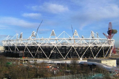 Stadion i London där Paralympics kommer att hållas ser ut som ett stort tefat som håll upp av smala vita pelare som lutar och bildar trekantsmönster.