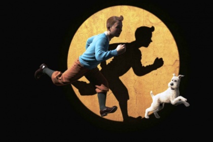 Bild ur filmen; Tintin och hans vita hund springer i profil