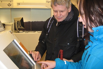 Lennart Karlsson och Sofia Naesström försöker ta en kölapp i SJ:s resebutik på Centralstationen. Kölappsapparaten har en touch-skärm och inga knappar som går att känna.