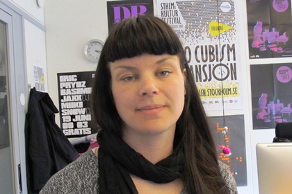 Philippa Norman, projektledare för Kulturnatt Stockholm har mörkt långt hår. Hon bär en lång svart haldsduk och en gråaktig tröja.