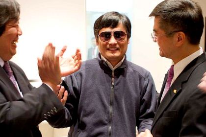 Chen Guangcheng tillsammans med två kostymklädda män på Amerikanska ambassaden i Peking.