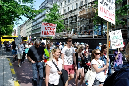 Bild från Marschen. Människor med plakat i centrala Stockholm. "Trottoarer utan hinder" och "Tillgängligt på våra skolor" går att läsa på plakaten.