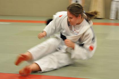 Nicolina Pernheim under ett träningspass. Nicolina har brunt långt hår i hästsvans och vit judodräkt.