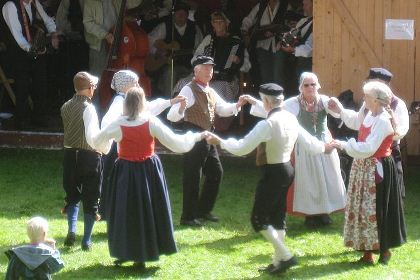 Folkdansare iklädda folkdräkter