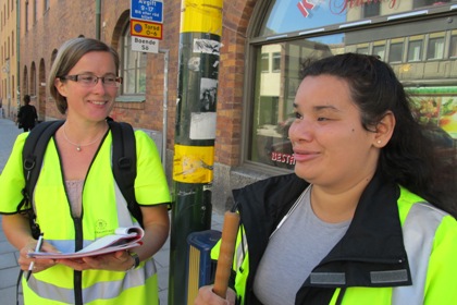 Synskadade Daniella Velarda står vid ett övergångsställe tillsammans med Katarina Nilsson från Gatukontoret