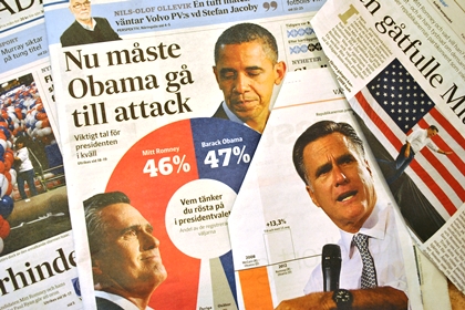 Collage av tidningartiklar om Obama och Romney.