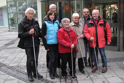 Representanter från SRF-distriktet och lokalföreningen Järfälla Upplands-Bro utanför en av entréerna till Jakobsbergs köpcentrum.