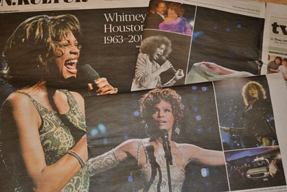 Ett kollage av bilder på Whitney Houston från dagstidningarna i veckan.