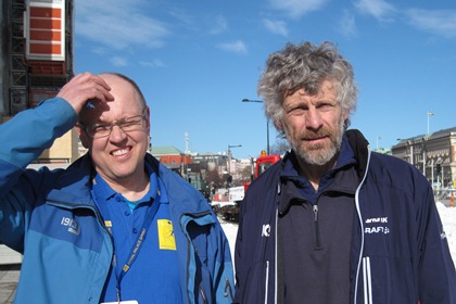 Ulf Rask och Thomas Wassberg kisar mot solen framför konstsnön på Skeppsbron.