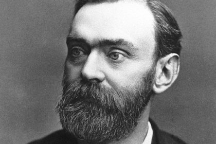 Alfred Nobel har högt hårfäste och ett kraftigt skägg.