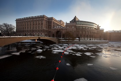 Bild på riksdagshuset utifrån och på håll