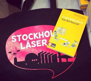 Omslaget till Lena Anderssons bok ”Är det bra så?” med gul botten och skissartade barnfigurer. Boken ligger på en tygväska från Stockholm läser, en svart väska med en stockholmssiluett i en rosa pratbubbla.