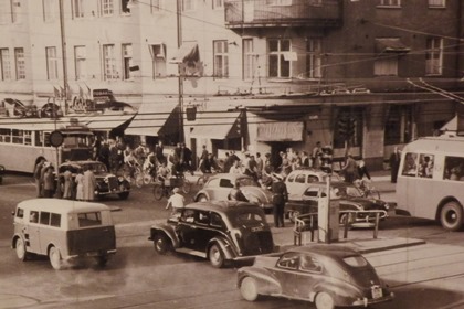 Svartvitt fotografi av Götgatan i början av 60-talet.