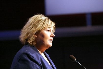 Erna Solberg har halvlångt blont hår och fylligt ansikte.