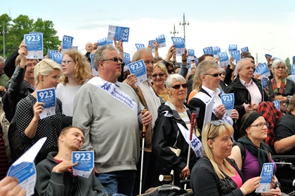 Ett hav av demonstranter utanför Rosenbad med blå lappar i händerna.