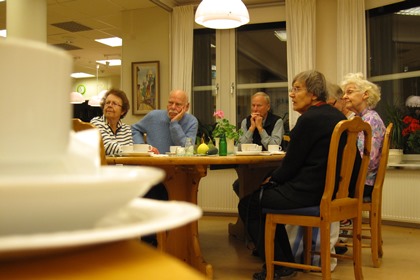 Deltagarna för evenemanget sitter och fikar.