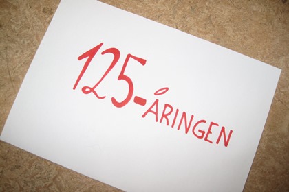 Ett papper med texten 125-åringen.