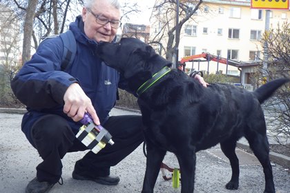 Guy Perdhe tillsammans med sin ledarhund Charlie.