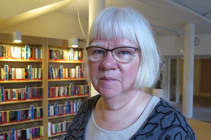 Eva Olofsson har en grå, mönstrad tröja och gråvitt hår i page.