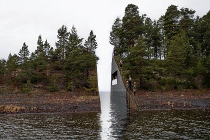 Vatten som rinner mellan två berg. Bergen har skog och är avkapade rakt av.