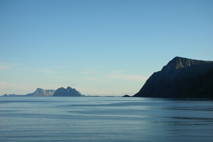 Bild av en del av Lofoten i Norge. Berg möter hav. Bild: Hopfenpflü