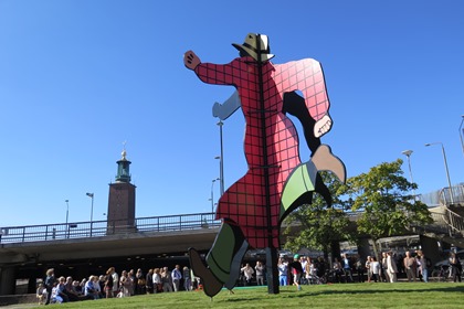 Staty av seriefigur med stadshuset i bakgrunden.